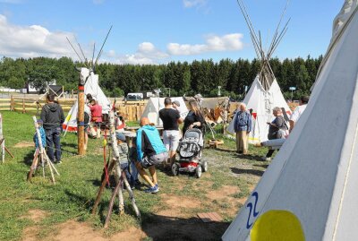 Siedlercamp entführt Besucher in den Wilden Westen - Cowboys und Indianer kann man im Siedlercamp in Geyer erleben. Foto: Thomas Fritzsch/PhotoERZ