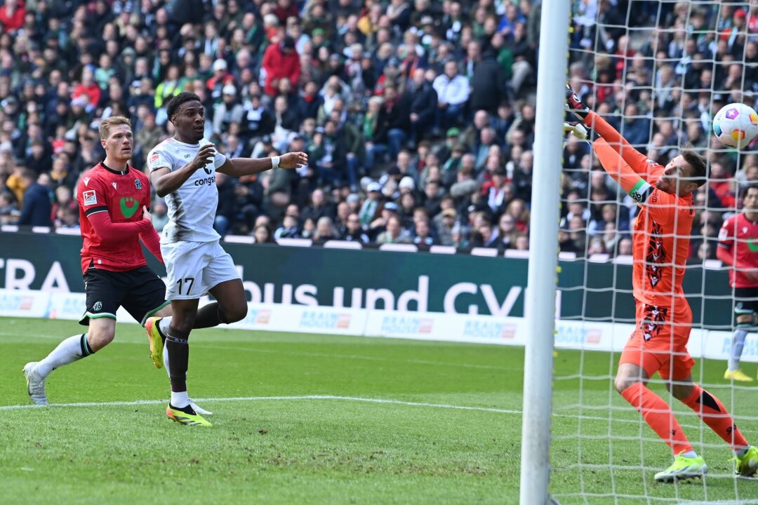 Sieg in Hannover: FC St. Pauli wieder auf Aufstiegskurs - Oladapo Afolayan (2.v.l.) vom FC St. Pauli trifft zur Gäste-Führung.