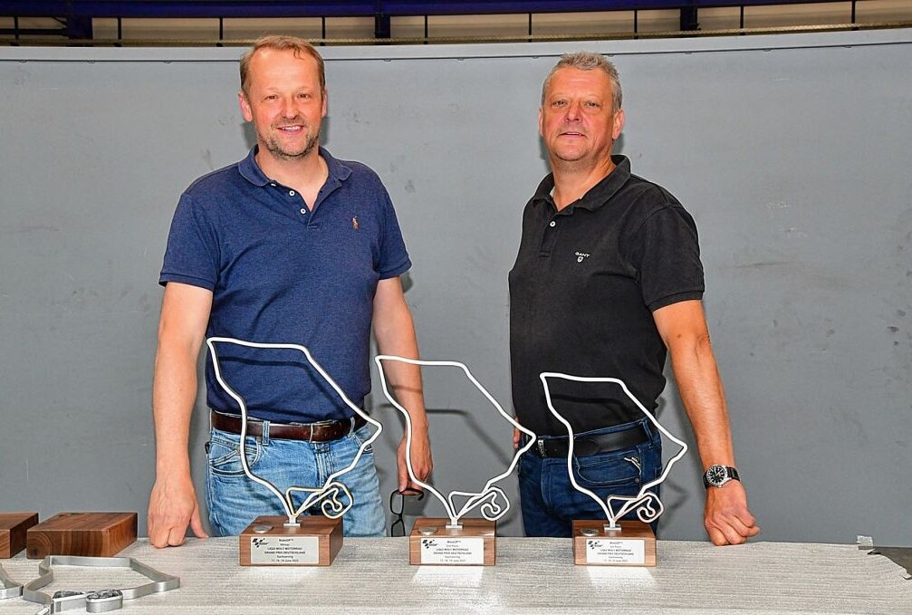 Sieger-Pokale zeigen alte und neue Sachsenring-Silhouette - Dirk und Frank Maltitz mit ihren 2022er-Kreationen. Foto: Thorsten Horn