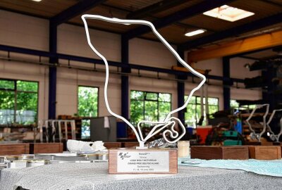 Sieger-Pokale zeigen alte und neue Sachsenring-Silhouette - Das Objekt der Begierde. Foto: Thorsten Horn