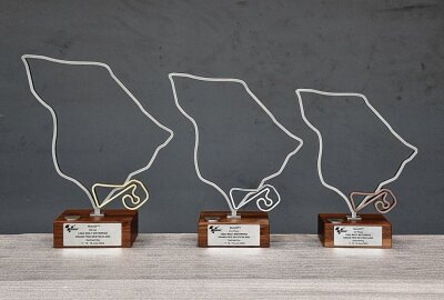 Sieger-Pokale zeigen alte und neue Sachsenring-Silhouette - Jedem der seine. Foto: Thorsten Horn