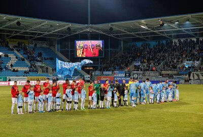 Siegesserie hält: CFC schlägt Eilenburg - Die Mannschaften stellen sich vor. Foto: Harry Härtel