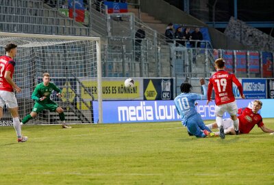 Siegesserie hält: CFC schlägt Eilenburg - Stephan Mensah schießt das 1:0 für den CFC. Foto: Harry Härtel