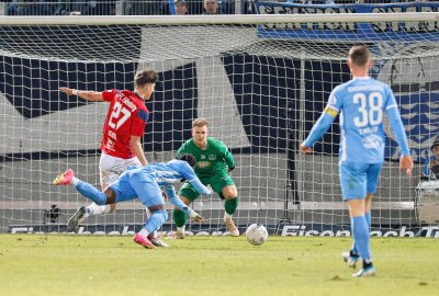 Siegesserie hält: CFC schlägt Eilenburg - Stephan Mensah am Ball. Foto: Harry Härtel