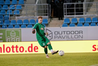 Siegesserie hält: CFC schlägt Eilenburg - Eilenburger Torwart Luca Bendel in Aktion. Foto: Harry Härtel