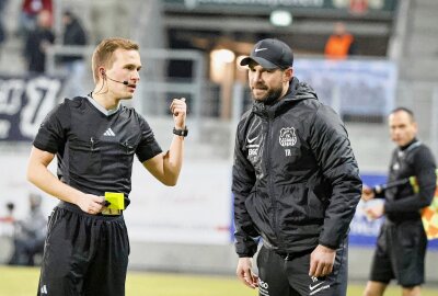 Siegesserie hält: CFC schlägt Eilenburg - Cheftrainer Sascha Prüfer im Gespräch mit dem Schiedsrichter Johannes Schipke. Foto: Harry Härtel