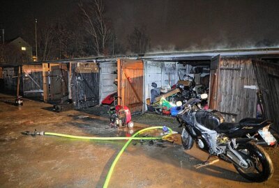 Siegmar: 25-Jähriger bei Brand in Garage verletzt - In Siegmar brannte gestern Abend eine Garage komplett aus. Foto: ChemPixx