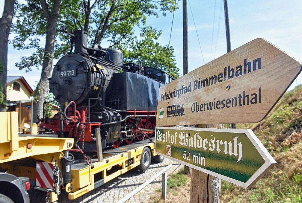 Signale auf grün: Einfahrt für den Eisenbahnsommer - Per Spezialtransport wurden Gastlokomotiven von der Lößnitzgrundbahn und der Weißeritzbahn herangebracht. Foto: Christof Heyden