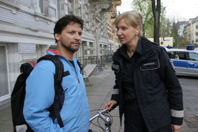 Seit fast 20 Jahren bekommt Patrick Bach (Bild, mit Sabine Kaack) fast nur noch Gastrollen, wie etwa in der Serie "Da kommt Kalle" 2007.