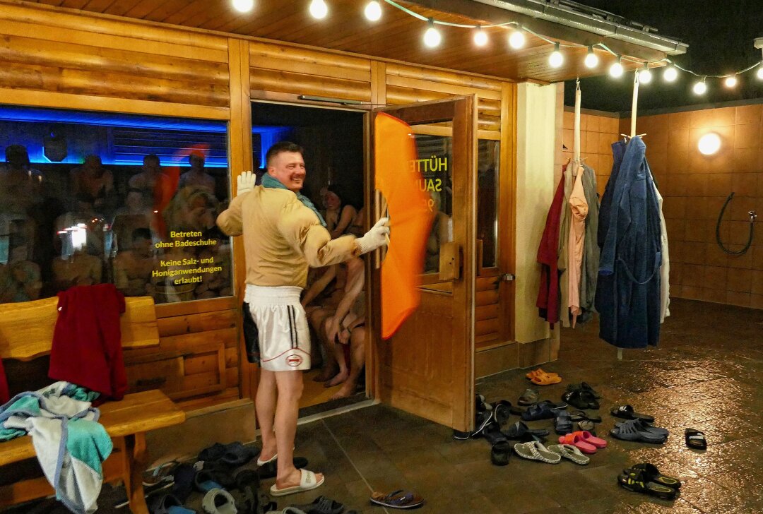 Silber-Therme Warmbad lässt Winterzeit mit einem Saunaabend ausklingen - Für ihre Aufgüsse lassen sich die Mitarbeiter beim Saunaabend immer etwas Besonderes einfallen. Foto: Andreas Bauer
