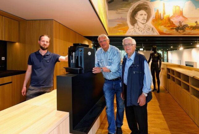 Museumsmitarbeiter Marian Bertz (li.) bekam von Erich Homilius und Wolfgang Hallmann (re.) einen neuen Kaffeeautomat. Foto: Markus Pfeifer