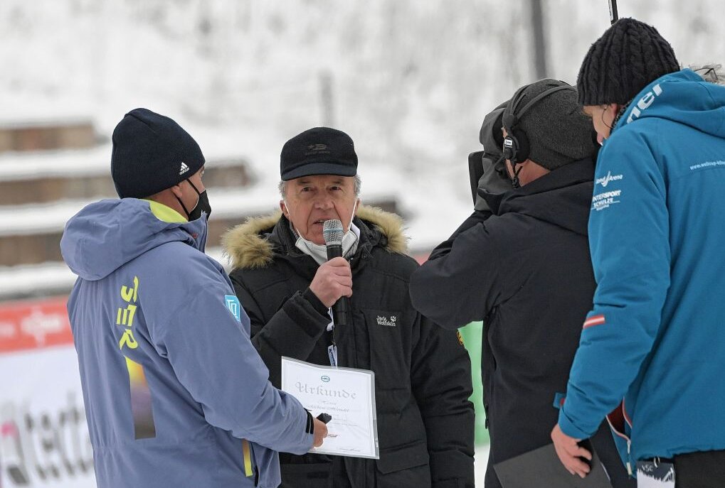 Jochen Hendel (Mitte) ist mit der Silbernen Ehrennadel des Deutschen Skiverbandes ausgezeichnet worden. Foto: Ralf Wendland