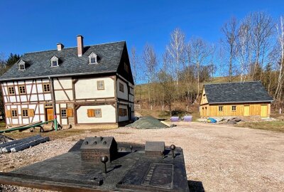 Silberschmelzhütte bleibt in Vereinshand - Die Silberschmelzhütte St. Georgen in Schneeberg gehört zum Unesco-Weltkulturerbe - vorn ein Modell des Areals. Foto: Ralf Wendland