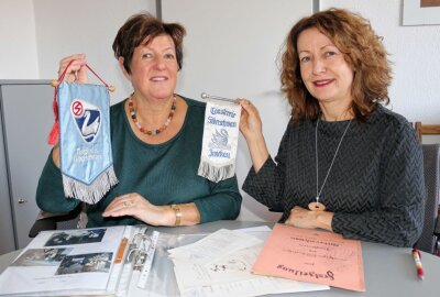 Silberschwäne wieder in Neuer Welt - Ilona Ackermann und Silke Haase mit Vereinsschätze. Foto: L. Thiele