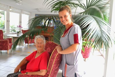 Silvana Goletzki: Mit Leib und Seele Altenpflegerin - Die 82-jährige Irmgard Reuter fühlt ich von Silvana Goletzki spitzenmäßig betreut. Foto: Ilka Ruck