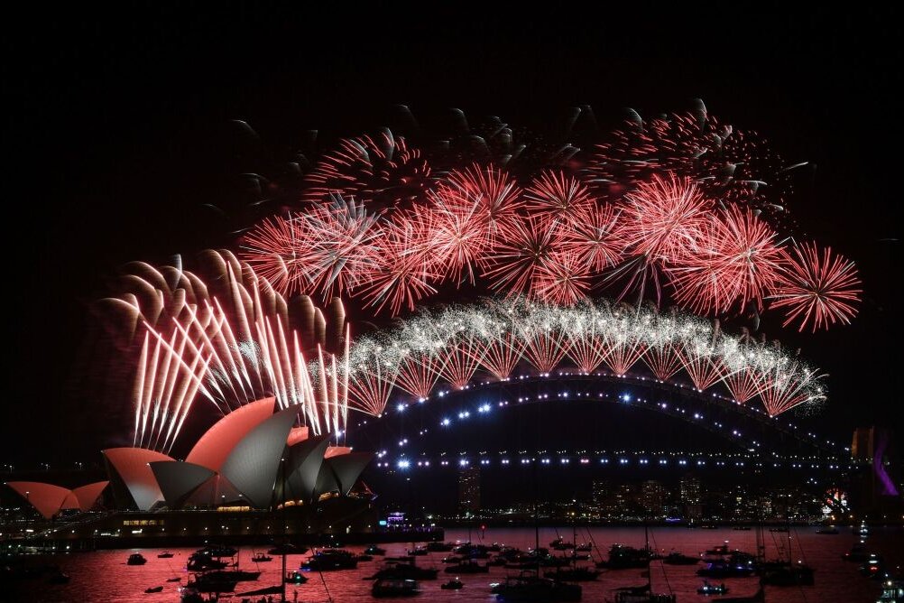 Silvester - Australien: Neujahr im australischen Sydney: Feuerwerkskörper über dem Opernhaus und der Harbour Bridge.