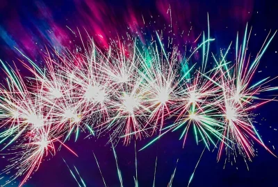 Silvesterfeuerwerk: Pyrotechniker aus dem Erzgebirge verraten, was in diesem Jahr voll im Trend liegt -  Farbenfroh geht es zu mit erzgebirgischem Feuerwerk. Foto: Jan Görner
