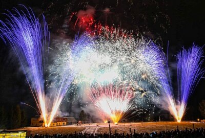 Silvesterfeuerwerk: Pyrotechniker aus dem Erzgebirge verraten, was in diesem Jahr voll im Trend liegt - Farbenfroh geht es zu mit erzgebirgischem Feuerwerk. Foto: Jan Görner