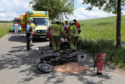 Simsonfahrer auf Weistropper Weg gegen Baum geprallt - Heute Nachmittag kam es gegen 13:45 Uhr auf dem Weistropper Weg, zwischen Hühndorf und Unkersdorf zu einem Verkehrsunfall mit einem Mopedfahrer. Foto: Roland Halkasch