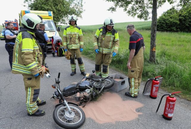 Heute Nachmittag kam es gegen 13:45 Uhr auf dem Weistropper Weg, zwischen Hühndorf und Unkersdorf zu einem Verkehrsunfall mit einem Mopedfahrer. Foto: Roland Halkasch