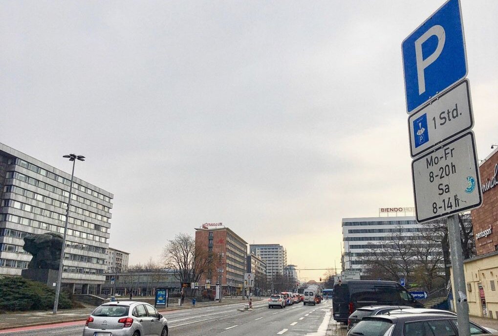 Sind Falschparker-Knöllchen in Chemnitz bald Vergangenheit? - Kostenloses Parken in der Innenstadt gibt's schon lange nicht mehr. Wer es dennoch tut oder parkt, wo Parken verboten ist, muss mit Knöllchen rechnen. Die könnte es nun künftig digital geben. Foto: Steffi Hofmann