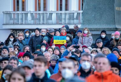 "Sing for Ukraine": Dresdner demonstrieren gegen Krieg - In Dresden versammelten sich rund 1.500 Menschen, um gegen den Krieg in der Ukraine zu berichten. Foto: B&S/Bernd März