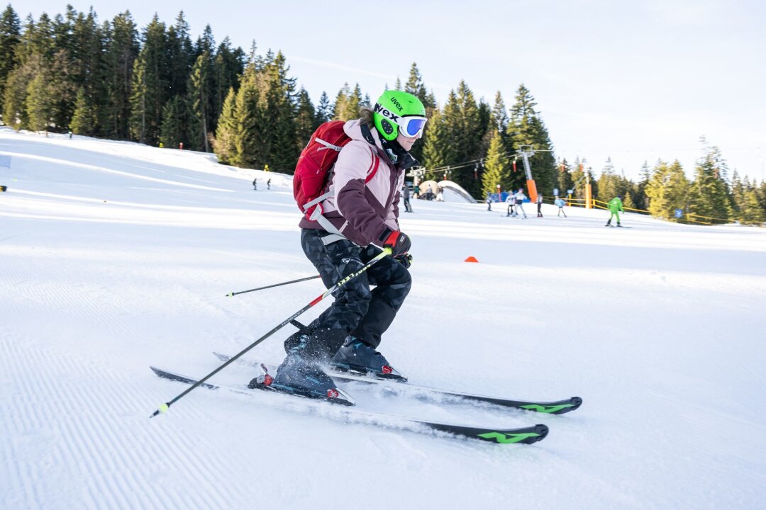 Ski und Snowboards regelmäßig wachsen - gerade im Frühjahr - Damit die Bretter nicht an Gleitfähigkeit verlieren, sollte man sie mindestens an jedem zweiten Skitag wachsen.