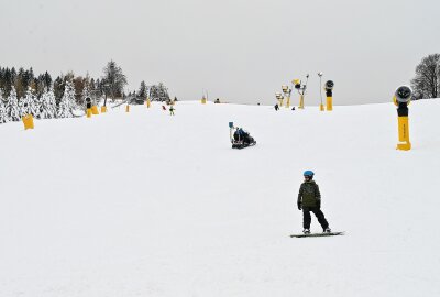 Skiarena am Adlerfelsen in Eibenstock hat geöffnet - In der Skiarena Eibenstock hat die Skisaison begonnen. Foto: Ralf Wendland