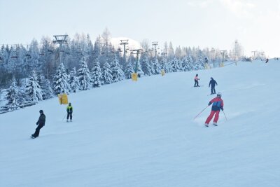 Skiarena Eibenstock: Mit der Familie Winterspaß bei Wurzelrudi - In der Skiarena Eibenstock kann man mit der ganzen Familie Winterurlaub machen.