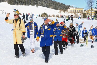 Skifasching kann offiziell über die Bühne gehen - Bürgermeister Jens Benedict (li) führt die kleine Runde am Skihang an. Foto: Thomas Fritzsch/PhotoERZ