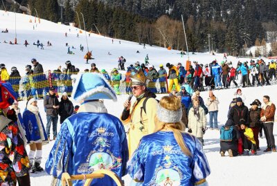 Skifasching kann offiziell über die Bühne gehen - Bürgermeister Jens Benedict hielt eine kleine Ansprache. Foto: Thomas Fritzsch/PhotoERZ