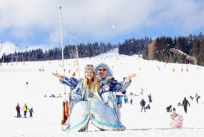Skifasching kann offiziell über die Bühne gehen - Das Prinzenpaar Rebecca und Niclas mit dem Schlitten am Skihang unterwegs. Foto: Thomas Fritzsch/PhotoERZ