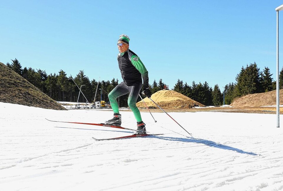 Skilanglauf am Fichtelberg ist noch möglich! - Peter Duba dreht seine Runden auf Skiern. Schon bald wird er aufs Rad umsteigen. Foto: Thomas Fritzsch/PhotoERZ