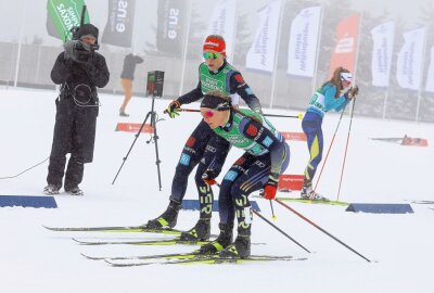 Skilanglauf-DM: Wettergott hat pünktlich Schnee geschickt - Katharina Hennig vom WSC Erzgebirge übergibt an Anne Winkler vom SSV Sayda. Foto: Thomas Fritzsch/PhotoERZ