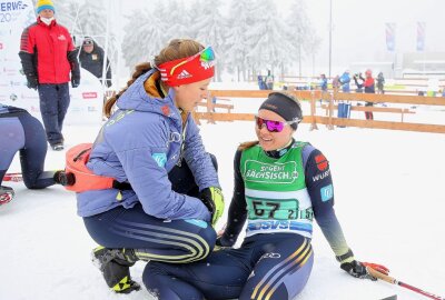 Skilanglauf-DM: Wettergott hat pünktlich Schnee geschickt - Katharina Hennig vom WSC Erzgebirge tröstet Anne Winkler vom SSV Sayda im Ziel. Foto: Thomas Fritzsch/PhotoERZ