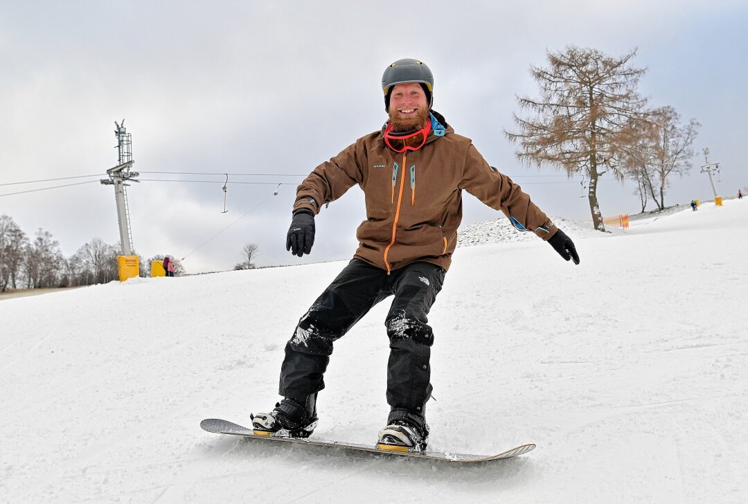 Skilift in Lößnitz dreht sich seit heute - Die Saison am Skilift in Lößnitz ist heute eröffnet worden - im Bild Daniel Magner aus Zwönitz. Foto: Ramona Schwabe