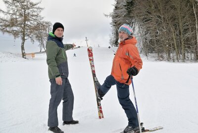 Skilift in Lößnitz dreht sich seit heute - Sandro Ernst, der 2. Vorsitzende des Alpiner Ski- und Sportverein Lößnitz (li.) und Thomas Günther vom Vereinsvorstand (re.) laden ein an den Skilift nach Lößnitz. Foto: Ramona Schwabe