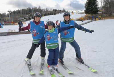 Skischule in Eibenstock ist gut besucht - Jan Jakobitz, Sohn Frederick und Frau Frances haben Spaß im Schnee (v.l.) Foto: Ralf Wendland