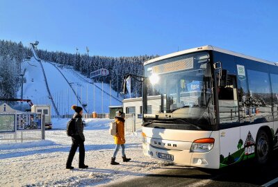 Skispringen: Mit Bus und Bahn zum FIS Weltcup in die Vogtland-Arena - Die PlusBus-Linien halten direkt vor der Vogtland-Arena. Foto: Karsten Repert