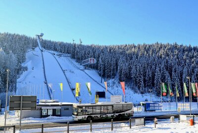 Skispringen: Mit Bus und Bahn zum FIS Weltcup in die Vogtland-Arena - Die PlusBus-Linien halten direkt vor der Vogtland-Arena. Foto: Karsten Repert