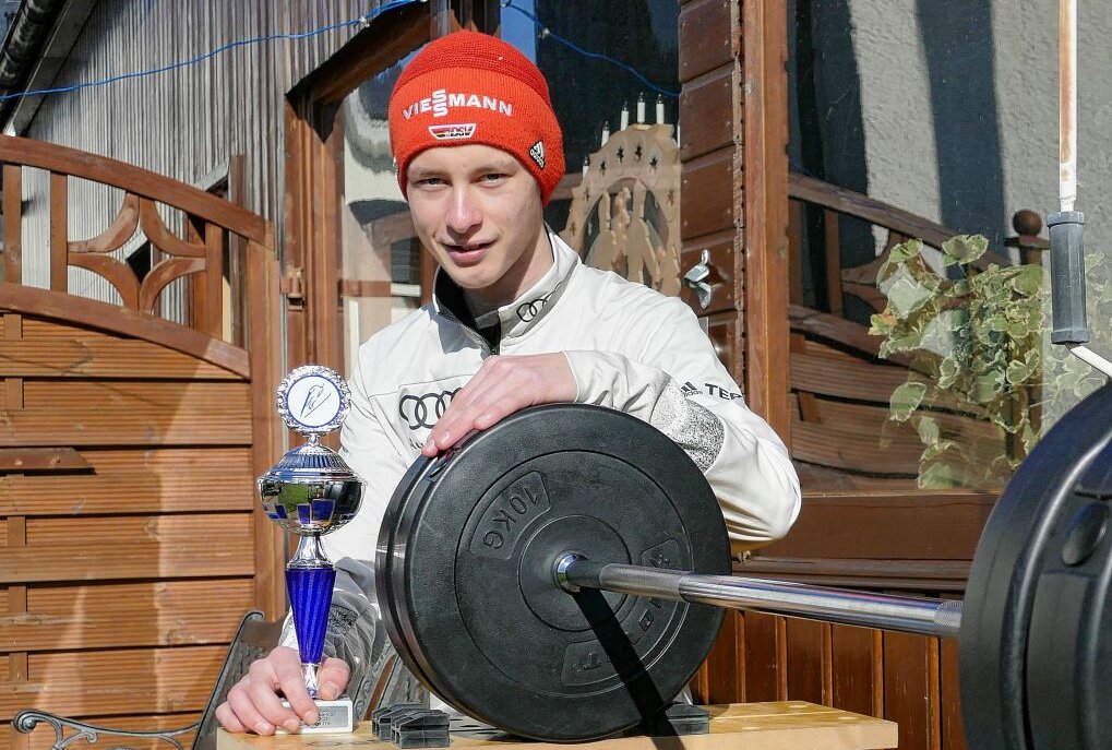 Skispringer aus Großolbersdorf hofft auf den Durchbruch - In Corona-Zeiten hat sich Eric Hoyer eine Langhantel zugelegt, um auch daheim an seiner Kraft arbeiten zu können. Foto: Andreas Bauer