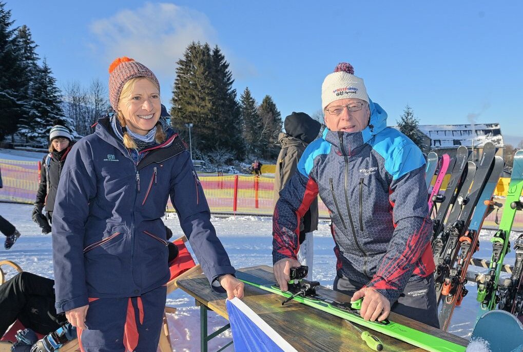 Skitest läuft in der Skiarena Eibenstock - Frank Günl vom GÜ-Sport-Team (re.) mit Imke Georgie aus Potsdam. Foto: Ralf Wendland