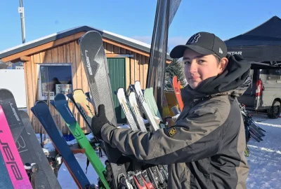 Skitest läuft in der Skiarena Eibenstock - Noel Janitzki aus Leipzig hat sich beim Skitest die verschiedenen Ski vor Ort angeschaut. Foto: Ralf Wendland