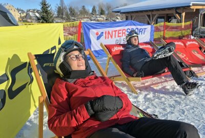 Skitest läuft in der Skiarena Eibenstock - Auch Relaxen gehört beim Skitest mit dazu - vorn im Bild Susanne Leipart. Foto: Ralf Wendland