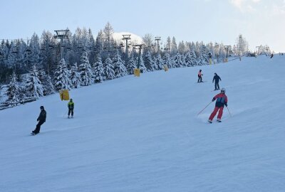 Skitest läuft in der Skiarena Eibenstock - Am Adlerfelsen in Eibenstock ist die Skisaison gestartet. Foto: Ralf Wendland