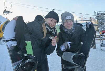 Skitest läuft in der Skiarena Eibenstock - Die beiden Auer Anna-Marie Schmiedel (li.) und Pepe Geisler (re.) sind mit ihren Snowboards in Eibenstock auf der Piste. Foto: Ralf Wendland