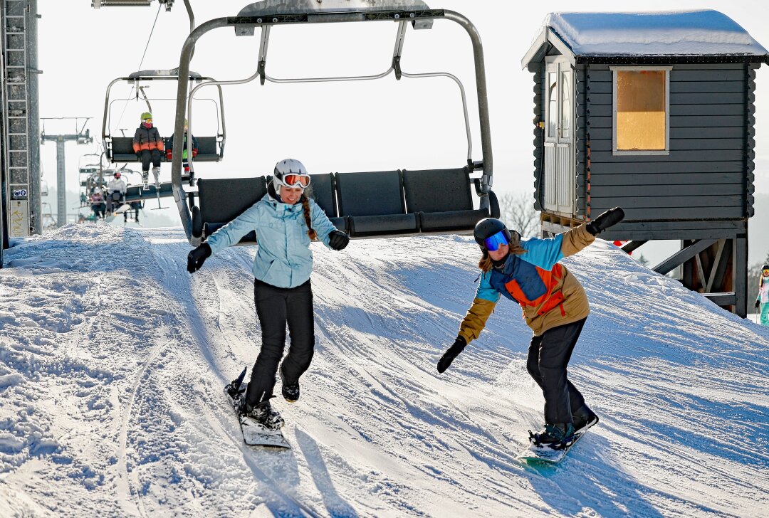 Skiwelt Schöneck eröffnet zum zweiten Mal die Saison - Die Pisten der Skiwelt sind auch bestens für Snowboarder geeignet. Foto: Thomas Voigt