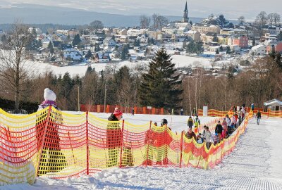 Skiwelt Schöneck eröffnet zum zweiten Mal die Saison - Vom Skigebiet Hohe Reuth hat man bei schönem Wetter einen herrlichen Panoramablick auf Schöneck. Foto: Thomas Voigt