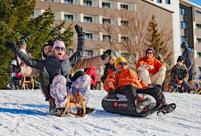 Skiwelt Schöneck eröffnet zum zweiten Mal die Saison - Am Rodelhang haben Erwachsene und Knirpse gleichermaßen Spaß. Foto: Thomas Voigt