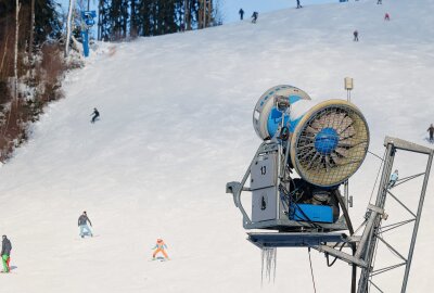Skiwelt Schöneck eröffnet zum zweiten Mal die Saison - Ohne Schneekanonen wäre der Pistenbetrieb derzeit nicht möglich. Foto: Thomas Voigt